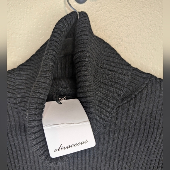 NWT Olivaceous Turtle Neck Sweater Crop XtraLong sleeves Black ripped Size Large - Picture 3 of 9